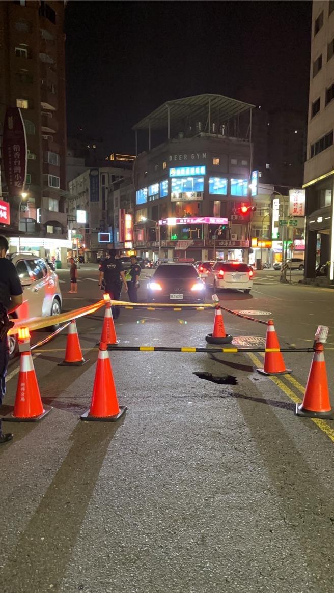 高雄鬧區道路出現直徑約達半公尺坑道，已圍起三角錐避免人車誤闖，工務局道工處前往勘查。（民眾提供／任義宇高雄傳真）