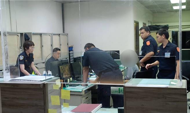 该名在金门机场联合候补柜台闹事的男子也被航警带回问讯，据了解，立荣航空将对该名行为脱序的男子提出告诉。(图／民眾提供)