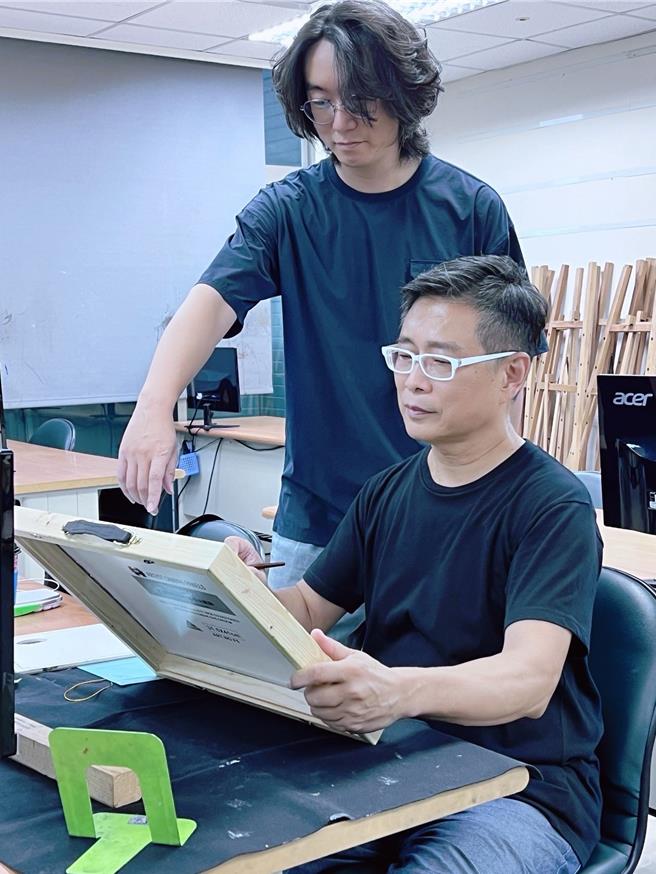 朱正生(右)特别向油画老师游文志学习。(朱正生提供)