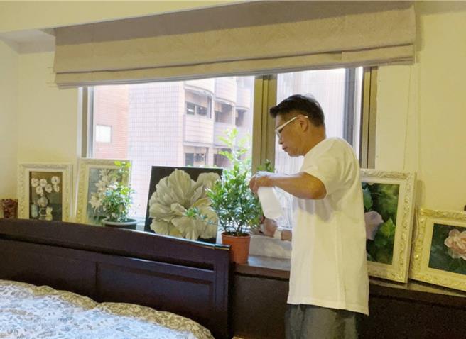 每次画完花卉的画作，朱正生都会摆放在母亲房里。(朱正生提供)