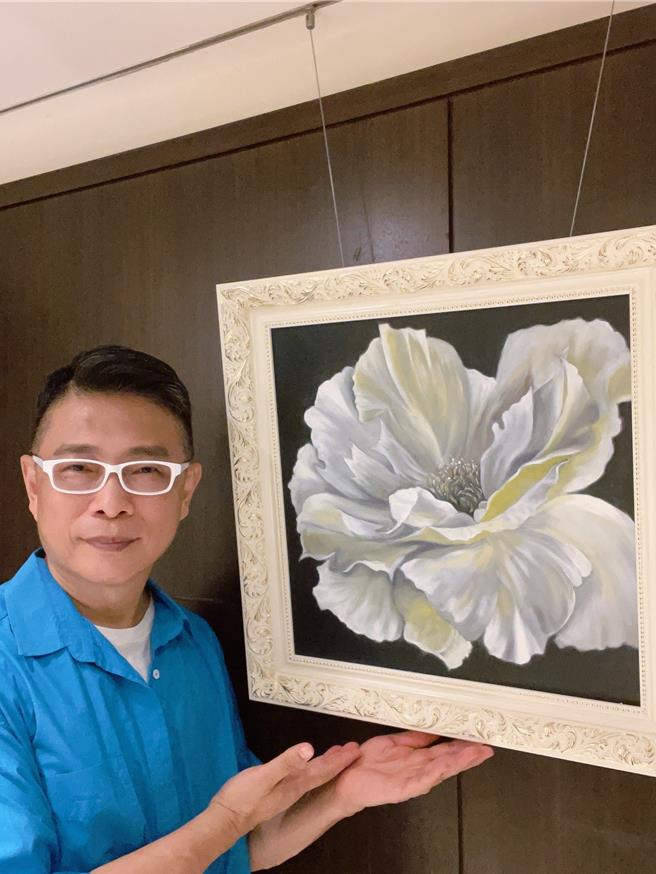 特别学习母亲最爱的花朵作品。(朱正生提供)