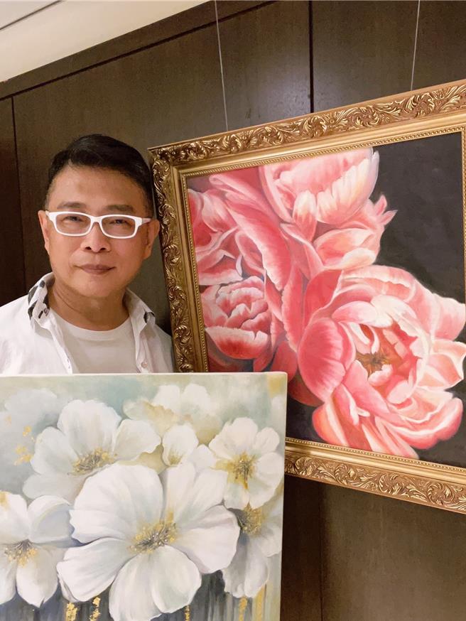 特别学习母亲最爱的花朵作品。(朱正生提供)