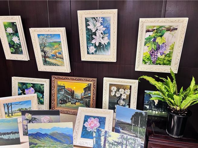 这几年累积的画作几乎可开小型画展。(朱正生提供)