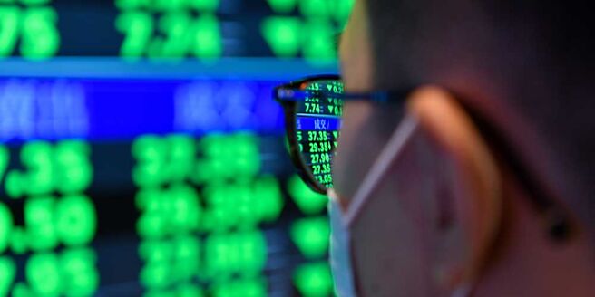 台股26日補跌壓力沉重，指數上演「失速列車」，開盤隨即重挫近千點，爆出五大紀錄。圖／本報資料照片