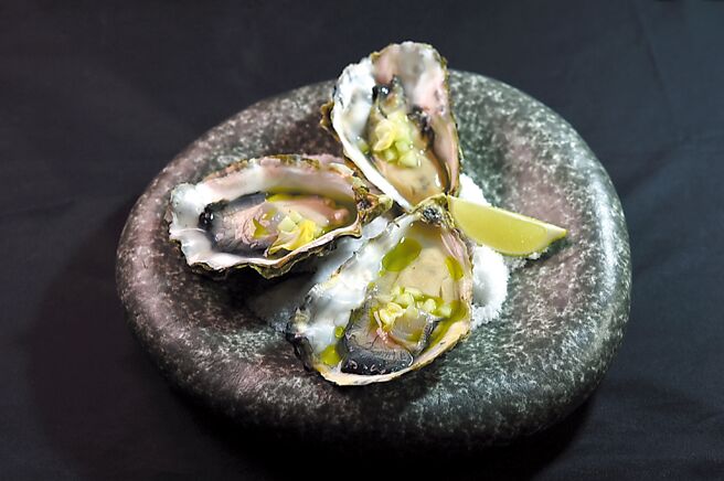 〈RODEO〉餐酒館以單點菜色為主，〈莫西多生蠔〉提味醬汁是以金門高粱、蔗糖、萊姆汁與自製薄荷油調製。圖／姚舜