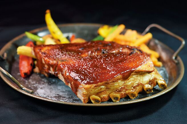 〈醬烤美式肋排附金黃地瓜〉源於美國南部傳統烤肉，長時間醃製後低溫爐烤烹調，肉質柔嫩且豐潤多汁。圖／姚舜