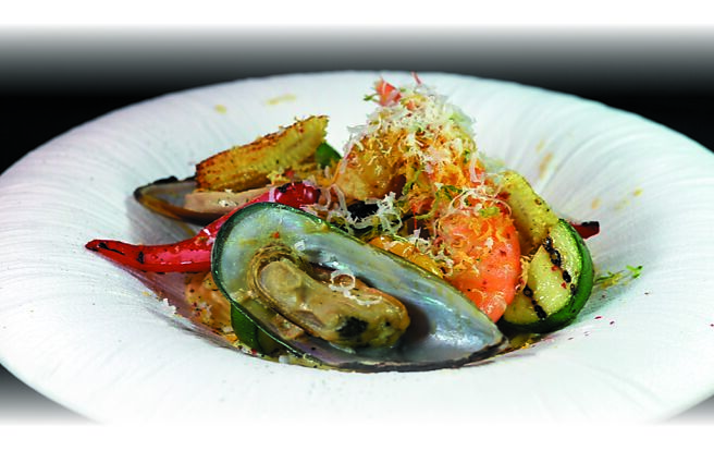 〈RODEO〉餐廳的〈奶油鹹蛋黃海鮮義大利麵〉的海鮮有淡菜、白蝦和花枝，並現刨起司、檸檬皮和鹹蛋黃增加風味。圖／姚舜