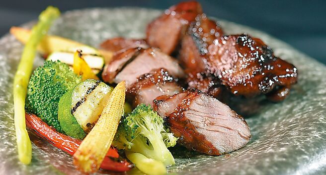 〈RODEO〉餐廳的〈櫻桃醬叉燒豬肉附烤時蔬〉，是以櫻桃醬取代南乳醬去醃漬豬梅花肉，再燒烤成叉燒，味道甚佳。圖／姚舜