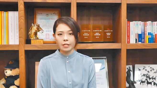 新竹市长高虹安涉诈领助理费案，一审判刑7年4月、褫夺公权4年。高虹安26日中午以影片回应，表示将上诉，并退出民眾党。（新竹市政府提供）