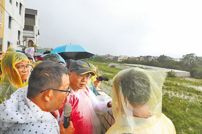 行政院長卓榮泰（戴鴨舌帽者）26日到嘉義縣水上鄉勘察八掌溪畔泡水的木瓜園災損情形。（廖素慧攝）