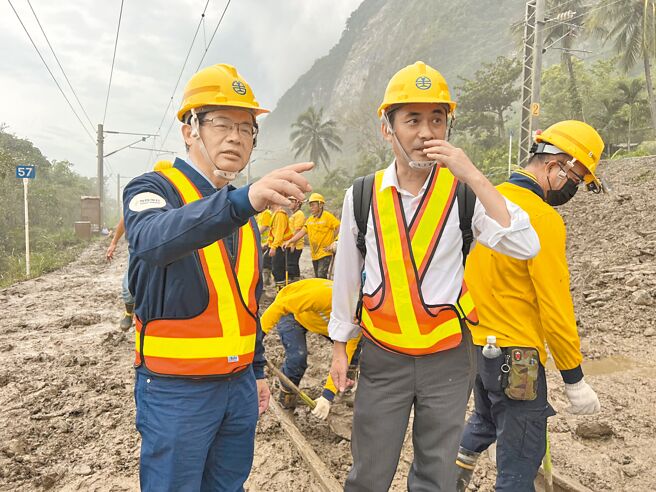 交通部長李孟諺（左）26日下午到花蓮視察鐵公路災情，進入北迴線小清水溪橋梁區域了解現場土石流受損狀況。（交通部提供／王志偉花蓮傳真）