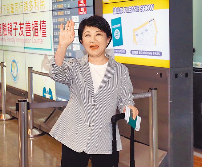 台中市长卢秀燕26日搭机赴美，准备完成后续访问行程。（范扬光摄）