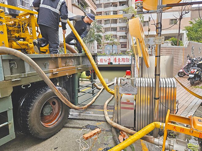 高雄市三民区德山街1栋大楼，地下室因凯米颱风淹水，停车场内汽机车全灭顶。（罗琦文摄）