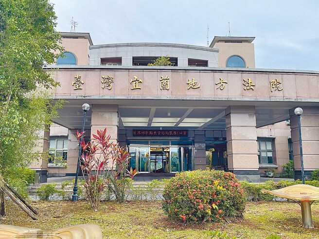 宜蘭縣政府前專員許智信詐騙高達6500萬元，宜蘭地方法院26日宣判，依貪汙、詐欺等罪判他12年徒刑，褫奪公權5年。（李忠一攝）