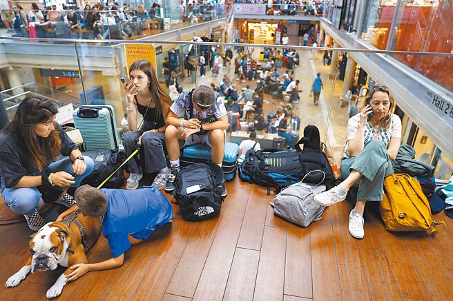 奥运开幕前，法国高速列车多处路网电缆于26日遭协同恶意纵火破坏，影响至少80万旅客的周末行程。（路透）