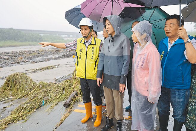 凯米颱风造成南投各地灾情，县长许淑华（左二）连日勘灾，26日与相关单位及地方民代等，到守城桥便桥会勘，承诺将筹措经费协助便桥重建，便利当地出入交通。（南投县政府提供／张妍溱南投传真）