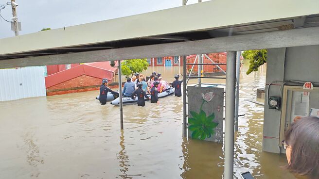 後壁區找來國軍支援船艇，協助撤離居民與載運物資。（後壁區公所提供／程炳璋台南傳真）