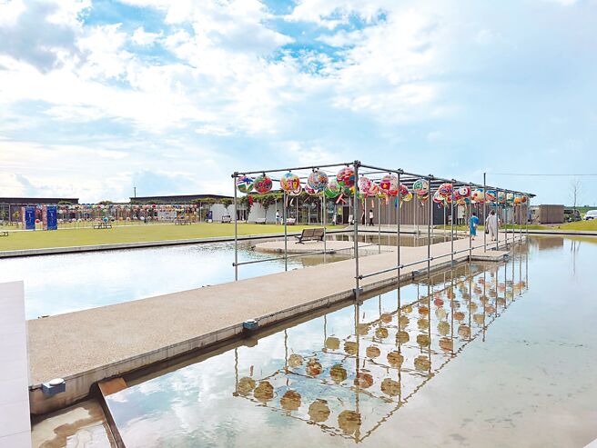 台南市普济灯会400颗得奖灯笼26日在仙台市311灾后重建园区布展完毕，27日起正式展出。（普济灯会团队提供／程炳璋台南传真）