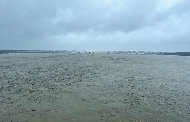 凱米颱風創濁水溪水位史上新高，超過百年洪水治理標準，圖為25日西螺大橋下的洪水情形，當時尚未達到洪峰，但景象已十分驚人。（周麗蘭攝）