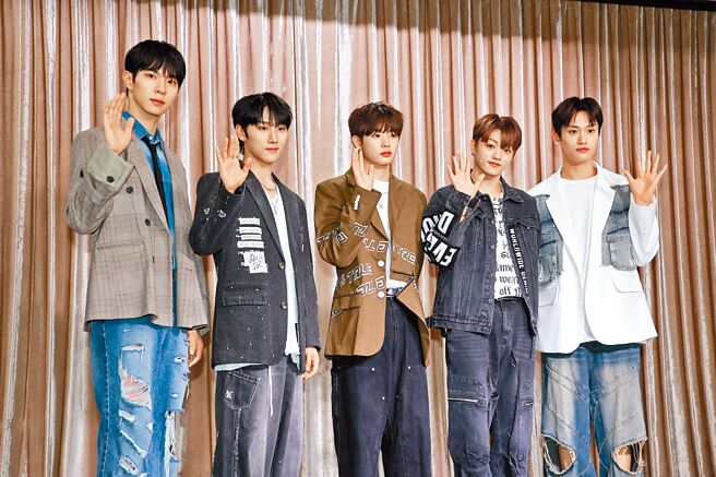 TIOT成員洪健熙（左起）、金珉成、申藝燦、崔禹真、琴俊弦26日抵台受訪。（羅永銘攝）