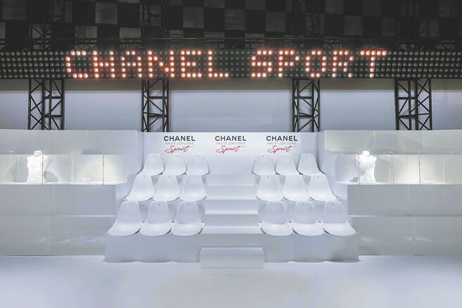 香奈儿《SPORT》系列顶级珠宝登台，展场犹如一座运动竞技场。（CHANEL提供）