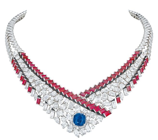 香奈儿Graphic Line项炼隐藏CHANEL字母的镂空蕾丝、採用2.55包的转扣，主石是一颗十分珍稀的10.15克拉蓝宝石， 是最具代表性的作品。（CHANEL提供）