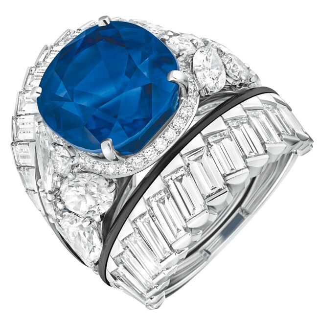 香奈儿Graphic Line蓝宝石戒指，主石是17.18克拉枕型切割喀什米尔蓝宝石，是全场最贵的作品，近3亿元。（CHANEL提供）