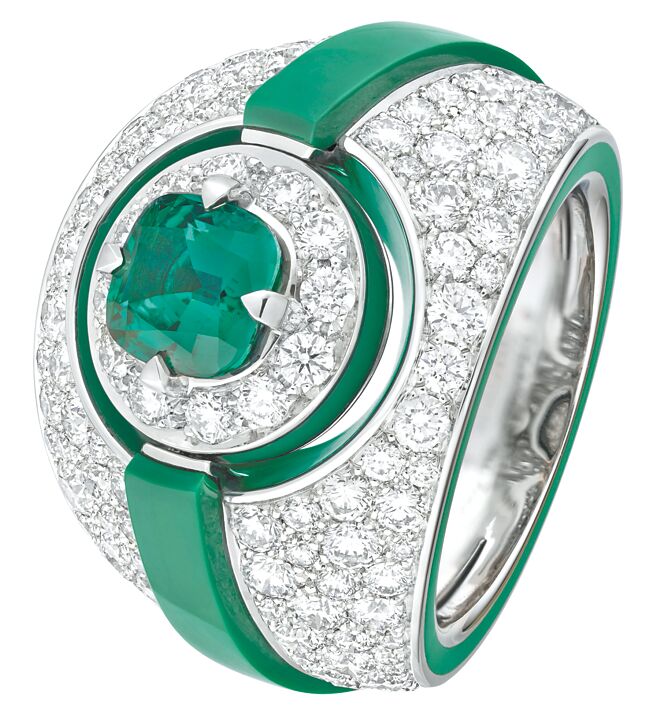 融入运动条纹元素的Sweater戒指，祖母绿主石可以旋转，有「时来运转」的寓意。（CHANEL提供）