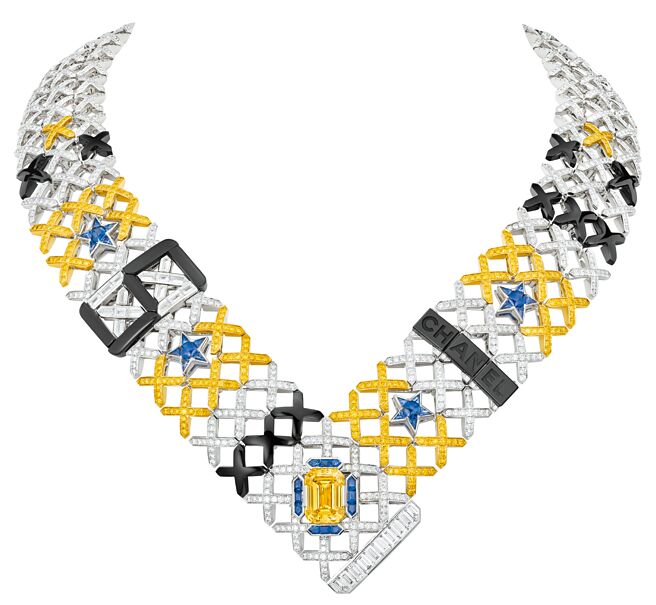 将香奈儿经典元素融入设计的Quilted Stars项炼，开阖机关就在主石上。（CHANEL提供）