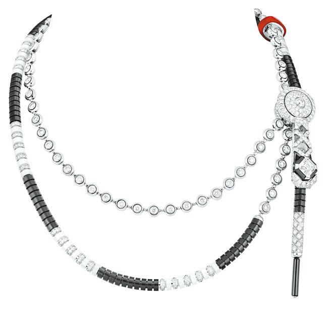 Gold Slider项炼融入滑动抽绳的运动元素，可以自行调节长度。（CHANEL提供）