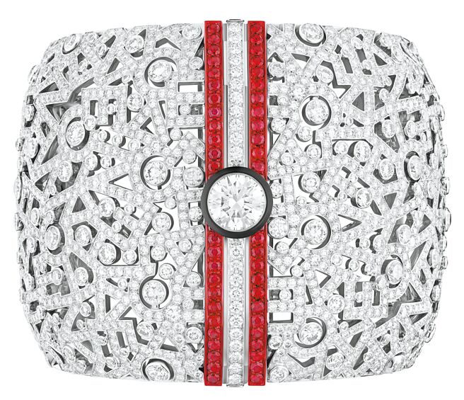 将CHANEL字母镂空蕾丝图腾融入设计的CHANEL Print珠宝手鐲，可以拆换成多种佩戴方式。（CHANEL提供）