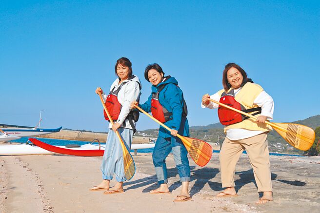 嚴藝文（左起）、楊貴媚、鍾欣凌去年在熊本挑戰划行獨木舟。（桂田文化藝術基金會、桂田文創提供）
