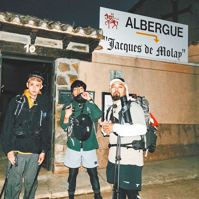 李玉璽（左起）、盧廣仲、美麗本面對800公里的朝聖之路，體力是一大考驗。（摘自美麗本人臉書、呂昆霖攝）