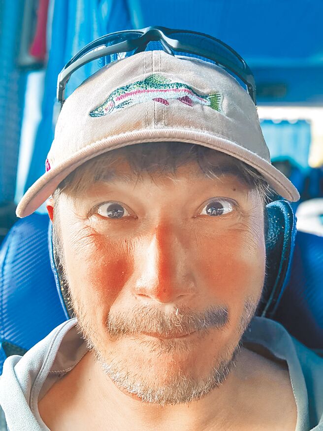 KID頂著豔陽練習划行，導致臉部曬傷脫皮。（摘自臉書）