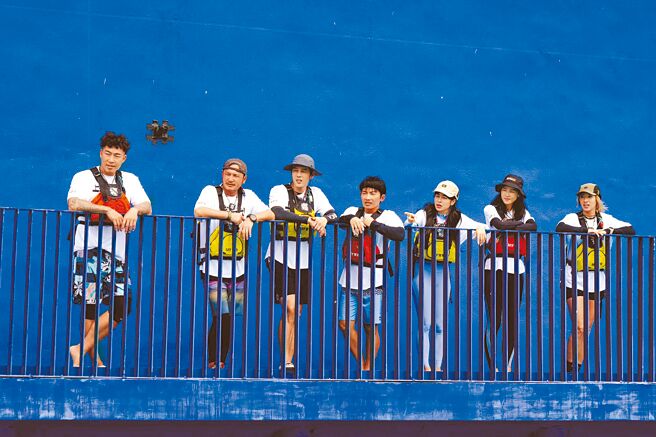 郭泓志（左起）、KID、胡宇威、蔡昌憲、雷艾美、鍾瑶、瑞瑪席丹搭檔參與《上船了各位！》，培養出革命情感。（三立提供）