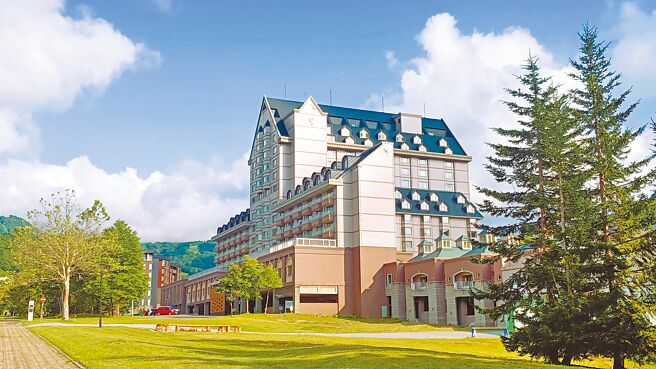 Club Med位於北海道的第4間雪村Kiroro Grand本館，2023年12月開幕，今年迎來第一個夏季。（陳韻萍攝）