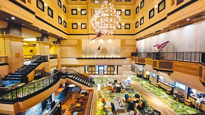 Kiroro Grand本館挑高的大廳非常氣派，度假村以北海道的四季為靈感，並結合當地阿伊努原住民元素進行設計。（陳韻萍攝）