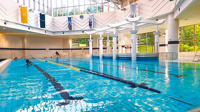 Kiroro Grand本館有溫水泳池、御風呂、露天風呂、岩盤浴、健身房與乒乓球桌等設施供旅客免費使用。（陳韻萍攝）