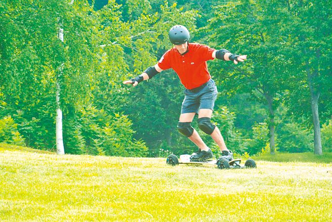 Kiroro Grand本館迎接開村第一個夏季，度假村幫房客安排了刺激又有趣的山地滑板、山野腳踏車等戶外體驗活動。（陳韻萍攝）