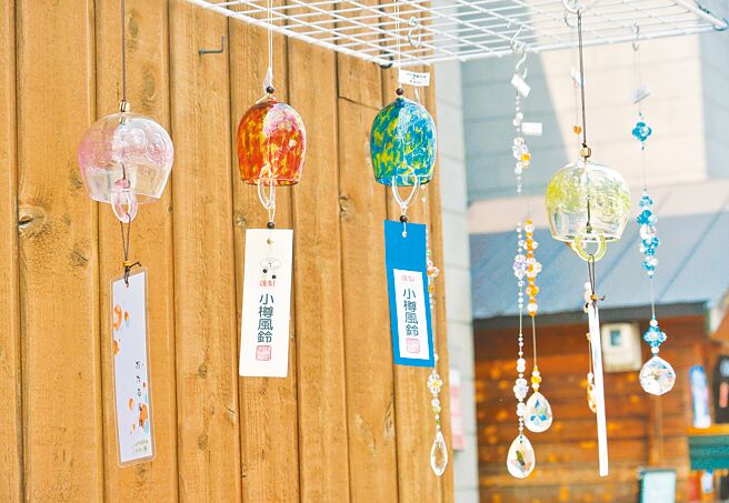 小樽是北海道的玻璃工藝重鎮，旅客可到玻璃工藝品店採買美麗的玻璃製品。（陳韻萍攝）