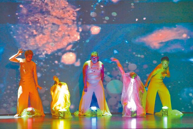 每晚度假村都會安排不同主題的表演節目和Dress code，邀請入住的旅人同歡。（陳韻萍攝）