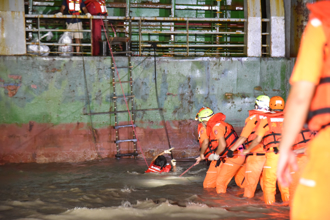 海巡暗夜救援擱淺「鴻勝88貨輪」8船員 無人機監控漂流油污貨櫃