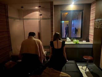 高雄老司機大樓又被抄！半套店主打「日系護士服」吸客 警逮2男3女