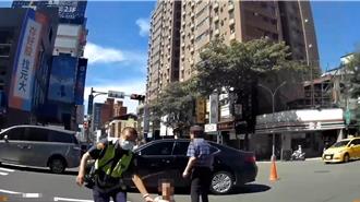 爺載孫車禍！3歲金孫大哭竄車流   女警緊抱胸前拍拍安撫