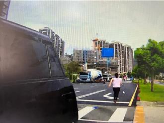 驾驶开车抽菸遭拦检！失联7年女移工窜逃   警专实习生鹰眼逮人