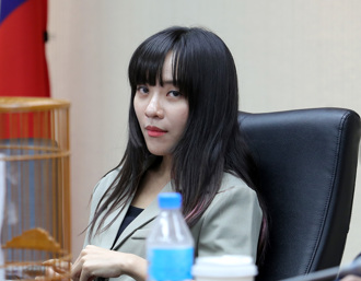 高雄藍議員「在災區親自幫忙洗地板」 他酸爆黃捷：學著點