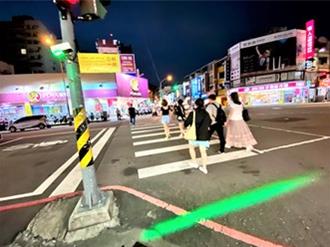 過馬路要刷條碼？台中設「地板紅綠燈」低頭族也看得到