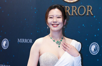 刘品言逛花市「大素顏」35岁真面目曝光 亲民举动被讚爆