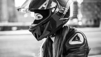 38歲網美驚傳身亡！騎重機急煞「遭卡車噴飛」 頭頸重創慘死