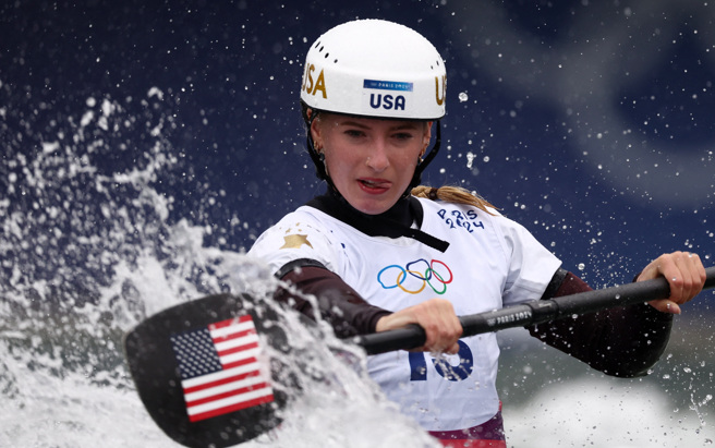 美國輕艇女將萊布法斯28日在女子單人輕艇激流項目登場，比賽過程表情也很吸睛。（路透）